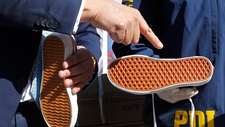 PDI incautó 7.683 pares de zapatillas falsas en el Barrio Meiggs en Santiago