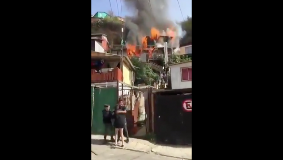 Incendio estructural consumió tres viviendas en el cerro San Roque de Valparaíso