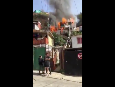 Incendio estructural consumió tres viviendas en el cerro San Roque de Valparaíso