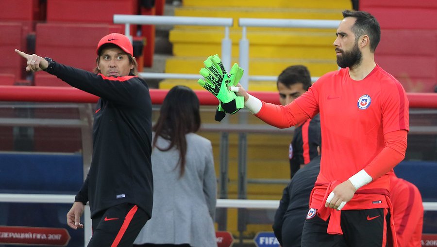 Ex preparador de arqueros de la Roja critica a Claudio Bravo: "Rompió los códigos del fútbol"