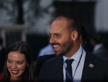 Hijo de Bolsonaro llamó a "actuar con más madurez" a políticos chilenos que se oponen a visita de su padre
