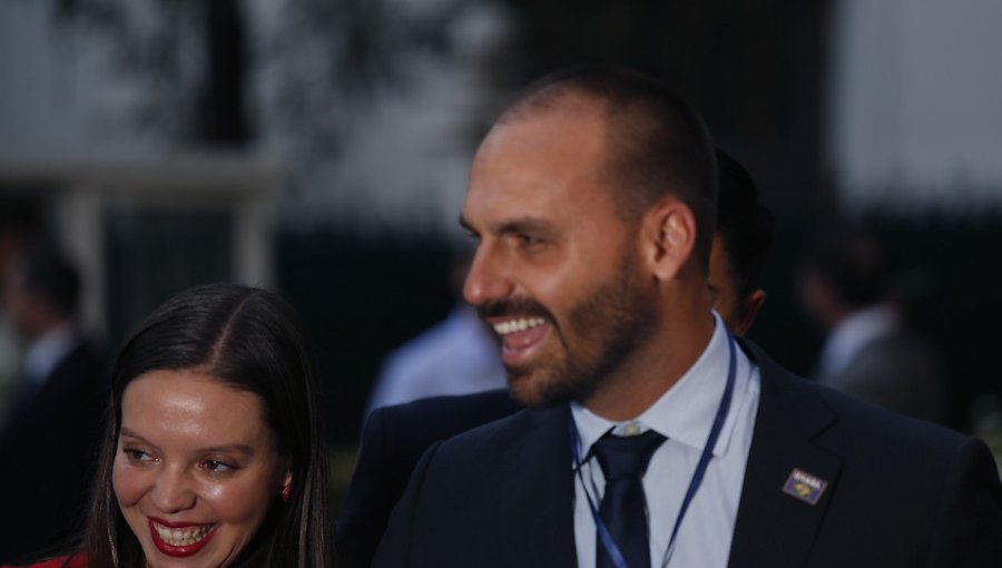 Hijo de Bolsonaro llamó a "actuar con más madurez" a políticos chilenos que se oponen a visita de su padre