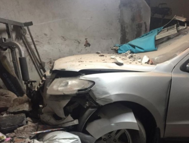 Automóvil termina incrustado en casa de Estación Central tras persecución policial