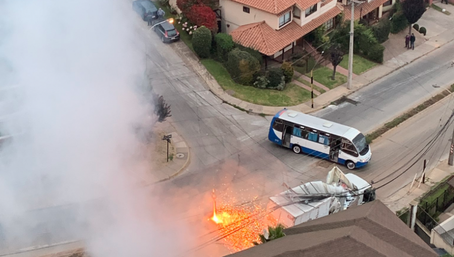 Reñaca: Camión chocó contra un poste y dejó sin energía eléctrica a Jardín del Mar