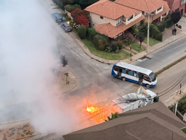 Reñaca: Camión chocó contra un poste y dejó sin energía eléctrica a Jardín del Mar