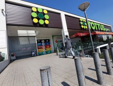 Acusan a guardia de supermercado de discriminar a pareja por su orientación sexual