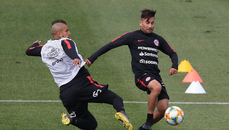 Jugadores de la Roja realizaron habitual "bautizo" a Jean Meneses