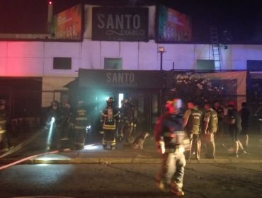 Desconocidos habrían lanzado bomba molotov a discoteque que se incendió en Puente Alto