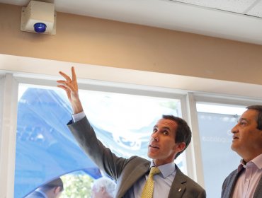 Presentan “Botón de Pánico” en centros de salud de la comuna de Santiago