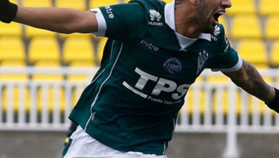 Ronnie Fernández, ex jugador de S. Wanderers, le anotó un golazo al Arsenal
