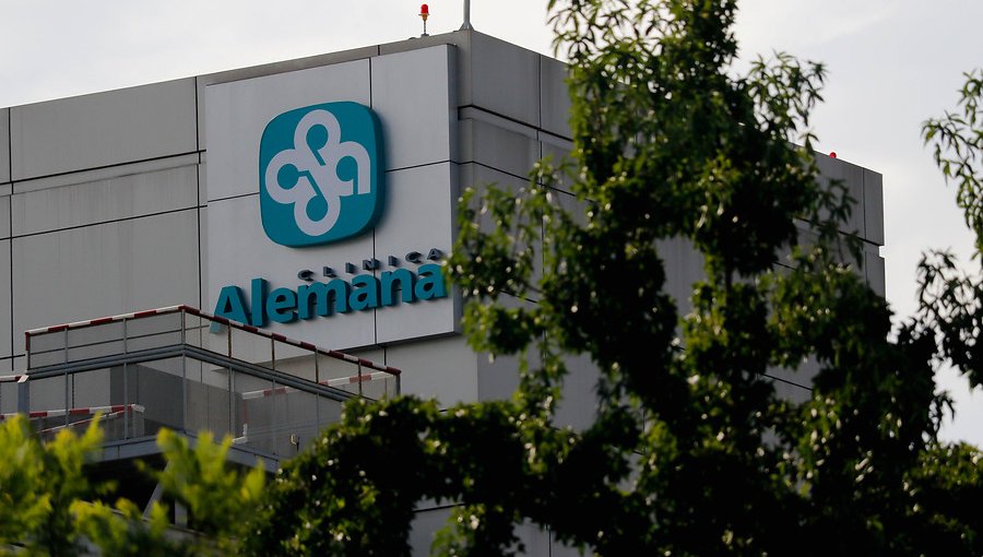 Incautan computadores desde la Clínica Alemana por muerte de bebés prematuros