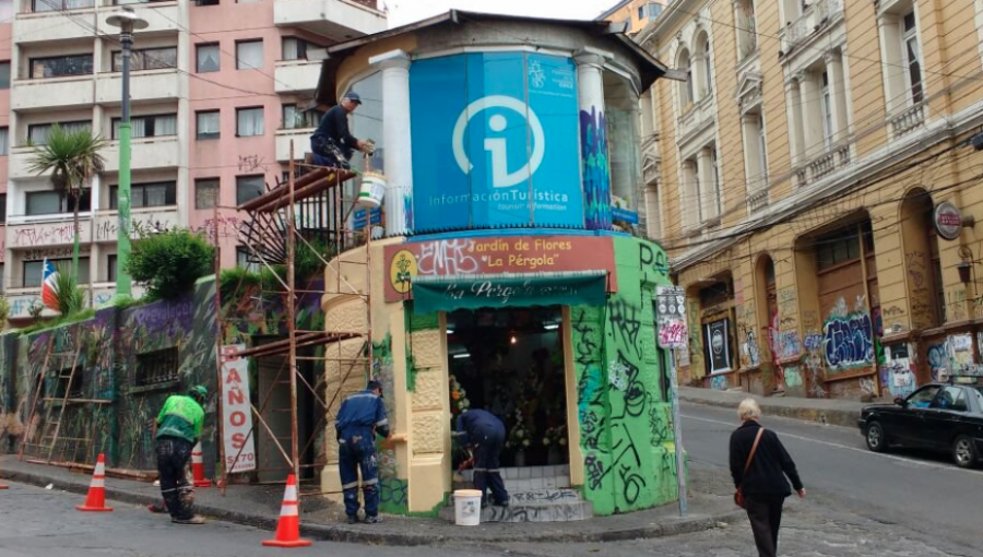Corporación Comercio Unido de Valparaíso presentó querella por rayados a la Pérgola de las Flores