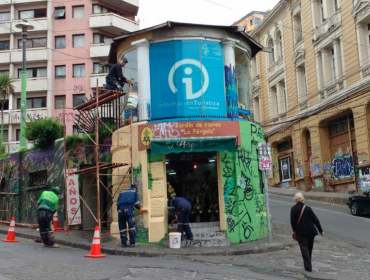 Corporación Comercio Unido de Valparaíso presentó querella por rayados a la Pérgola de las Flores