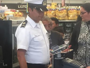 Adulto mayor le pidió una moneda a un marino y éste lo llevo de compras en supermercado de Valparaíso