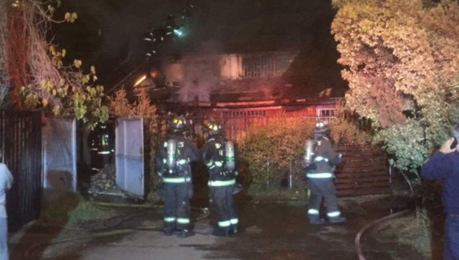 Incendio afectó a dos viviendas en la comuna de La Florida: responsabilizan a okupas
