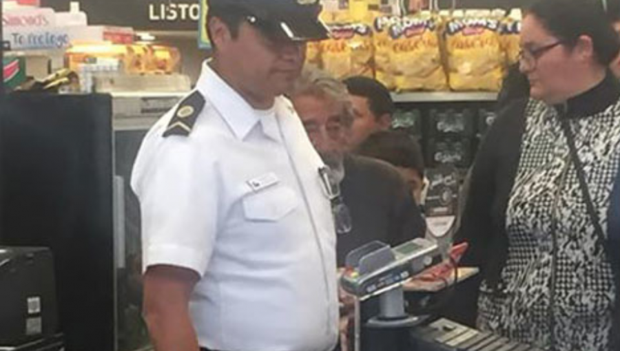 Adulto mayor le pidió una moneda a un marino y éste lo llevo de compras en supermercado de Valparaíso