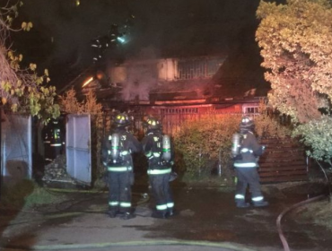 Incendio afectó a dos viviendas en la comuna de La Florida: responsabilizan a okupas