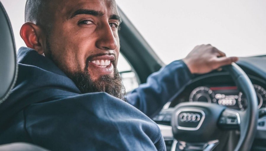 Arturo Vidal y sus compañeros del Barcelona recibieron autos de lujo como regalo