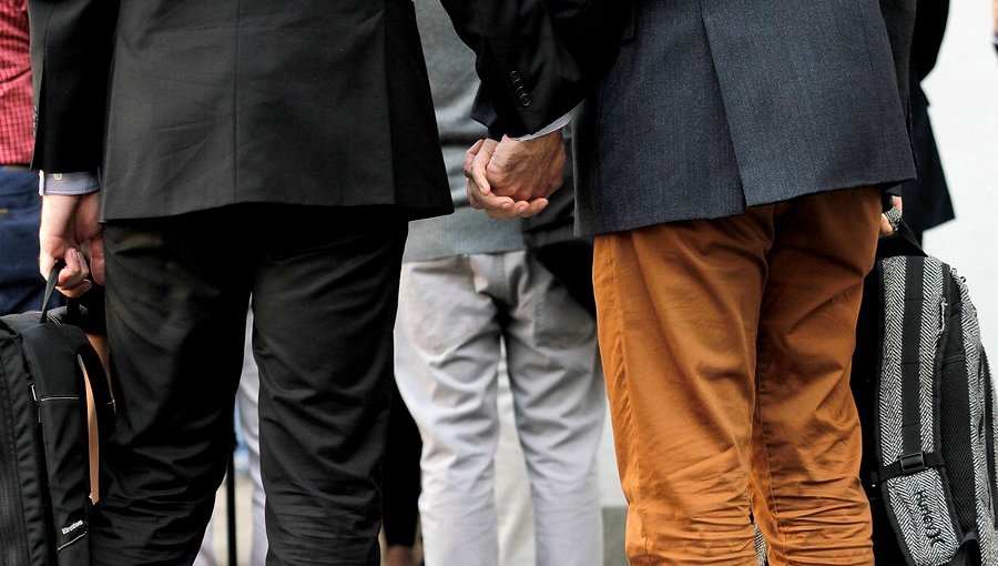 Pareja gay reprendida por besarse en público ganó juicio a Termas de Panimávida