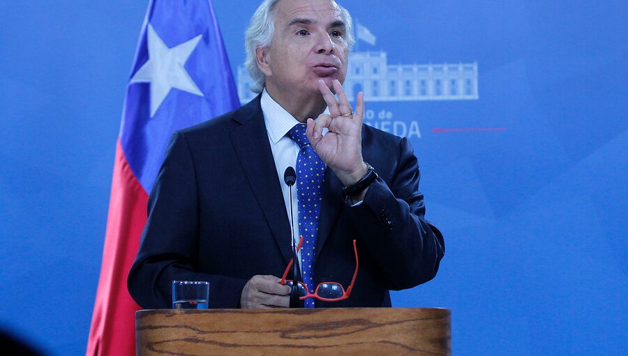 Chadwick asegura que "no existe intención" de Piñera de "causar agravio o injuria" a Bachelet