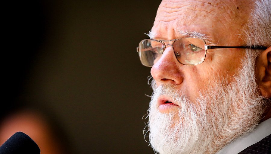 Aós afirma que envió a España a sacerdote denunciado por "problemas de salud"