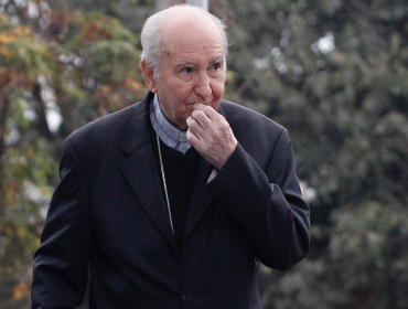 Cardenal Errázuriz llega a fiscalía y se muestra dispuesto a declarar