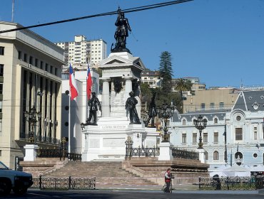 Consejeros regionales de Valparaíso ofician a alcalde Sharp y a ministra de Educación por estado de plaza Sotomayor