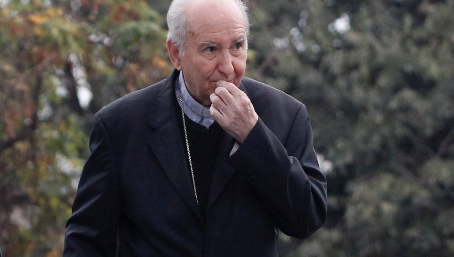 Cardenal Errázuriz llega a fiscalía y se muestra dispuesto a declarar