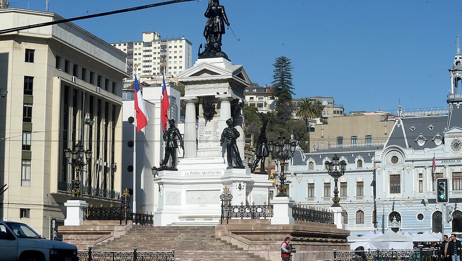 Consejeros regionales de Valparaíso ofician a alcalde Sharp y a ministra de Educación por estado de plaza Sotomayor