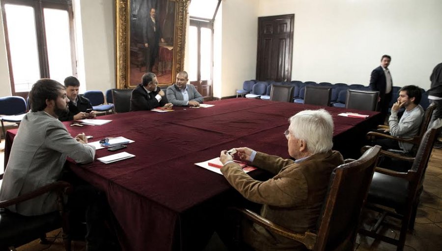 Frente Amplio y ex Nueva Mayoría se cuadran con Jorge Sharp luego de fuertes dardos de Chile Vamos