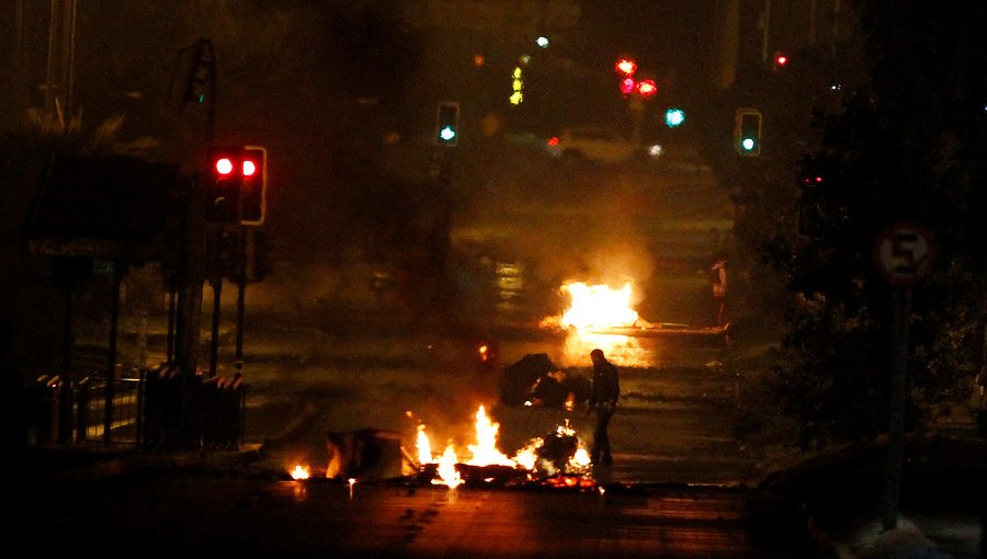 Día del Joven Combatiente: Manifestantes encendieron barricadas en la parte alta de Viña del Mar