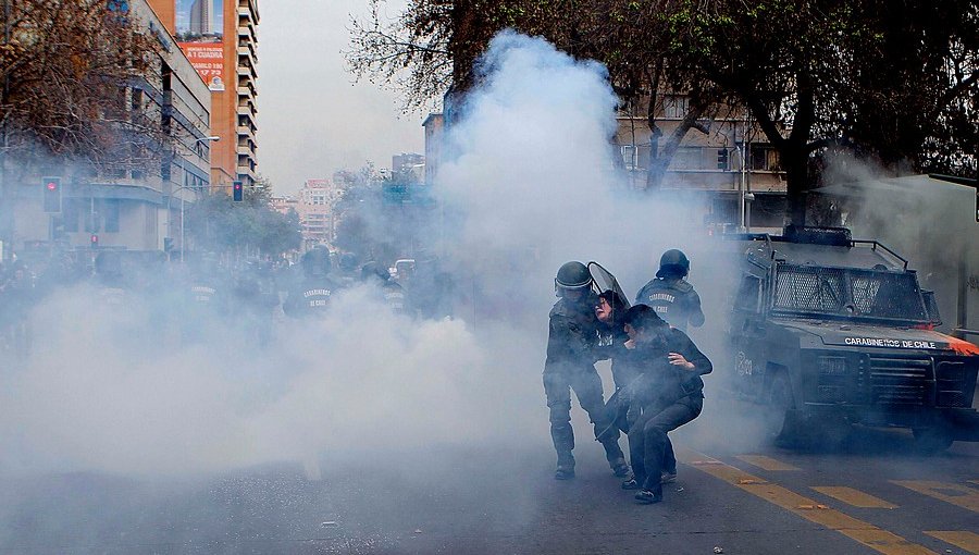 Carabineros gastó 2.300 millones de pesos en bombas lacrimógenas desde 2011