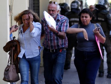 Incidentes en el Instituto Nacional: Manifestantes arrojan molotovs desde el interior