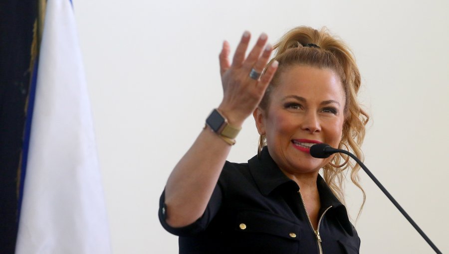 Cathy Barriga mandó a pintar moderna camioneta municipal de color dorado para "evitar malas vibras"