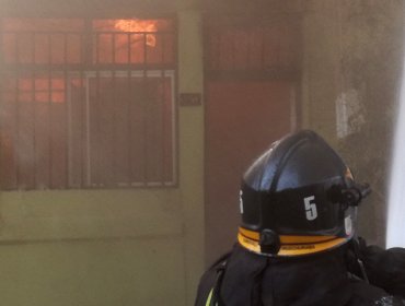 Incendio consume dependencias de la municipalidad de El Bosque en Santiago