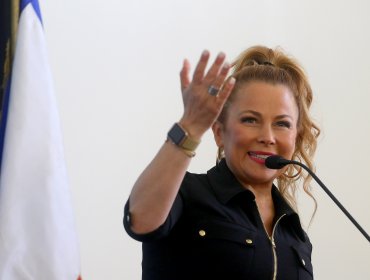 Cathy Barriga mandó a pintar moderna camioneta municipal de color dorado para "evitar malas vibras"