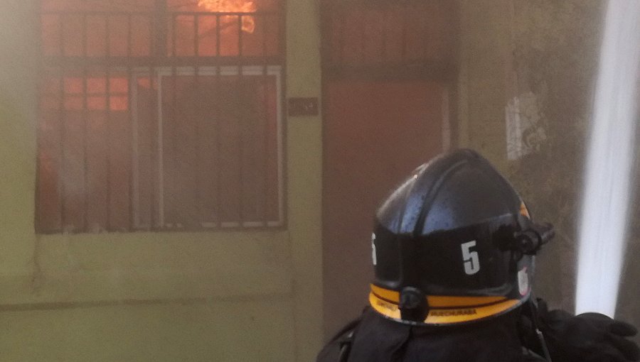Incendio consume dependencias de la municipalidad de El Bosque en Santiago