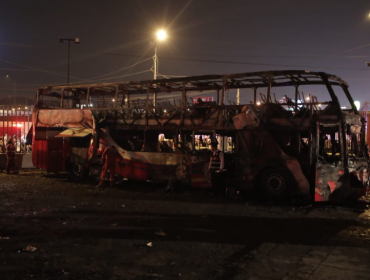 Tragedia en Perú: 17 muertos y siete heridos dejó incendio de un bus al norte de Lima