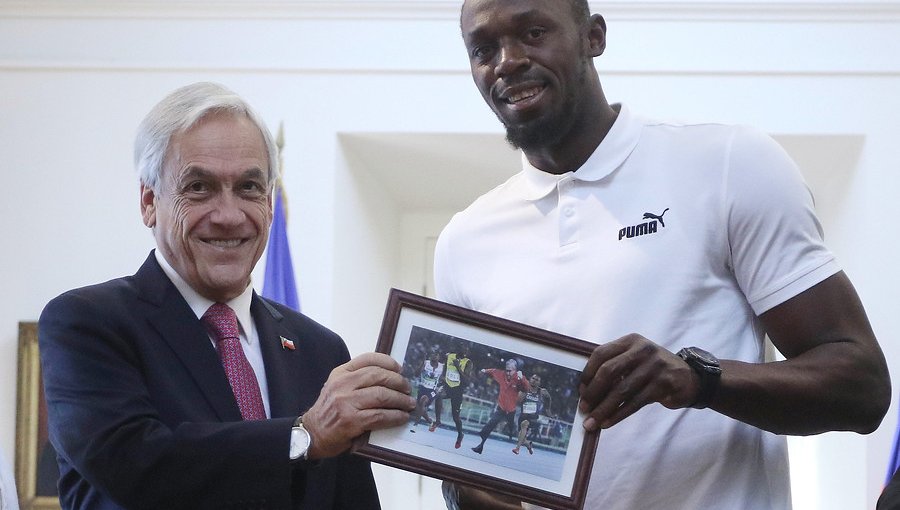 Presidente Piñera le regaló un meme a Usain Bolt durante visita a La Moneda