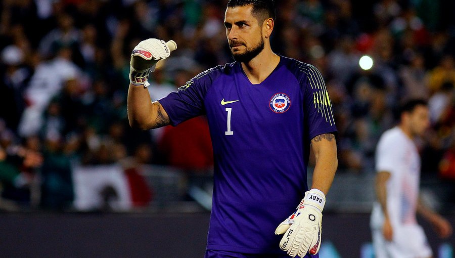 Ex campeón del mundo con Argentina lamentó que Gabriel Arias juegue por la Roja