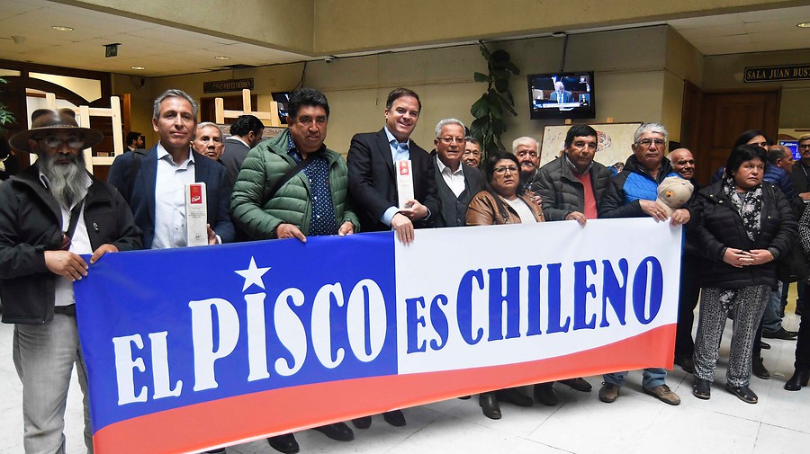 Presentan proyecto que prohíbe el ingreso de destilados peruanos con denominación de pisco