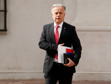 Ministro de Salud calificó como "incomprensible" el alza de las isapres