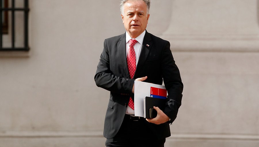 Ministro de Salud calificó como "incomprensible" el alza de las isapres