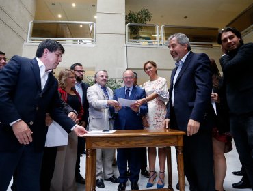 Presidencia de la Cámara firma acuerdo con la oposición para actuar en bloque