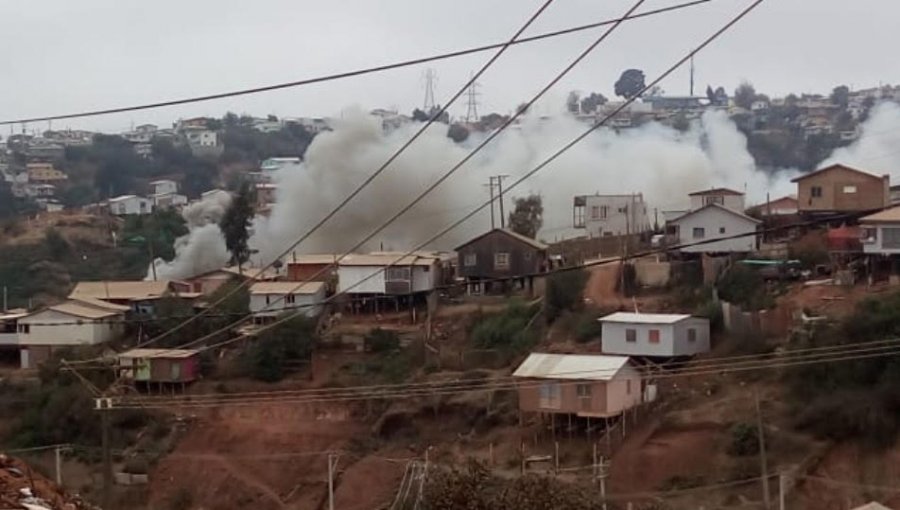 Incendio destruyó casa de material ligero en la población Felipe Camiroaga de Viña del Mar