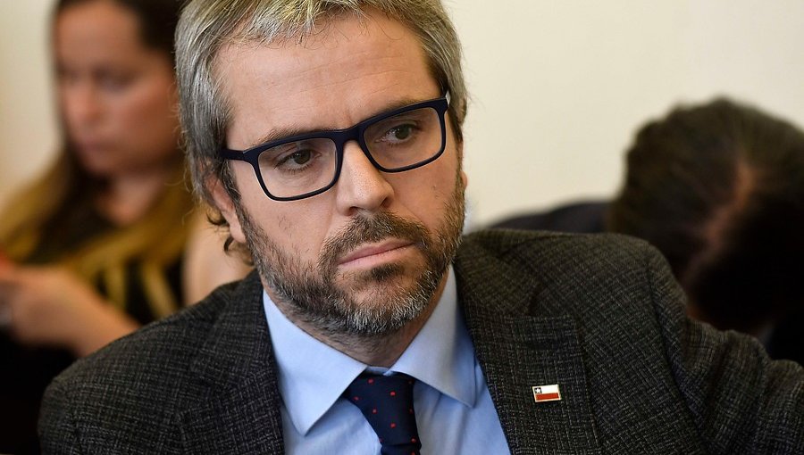 Ministro Blumel asegura que una mala reforma a las Isapres puede provocar "migraciones masivas"