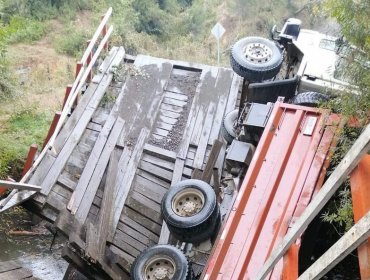 Chofer de camión queda sólo con lesiones tras desplome de un puente en la provincia de Osorno