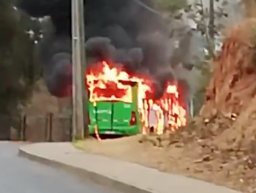 Microbús fue consumido por las llamas en el sector Tranque Sur de Viña del Mar