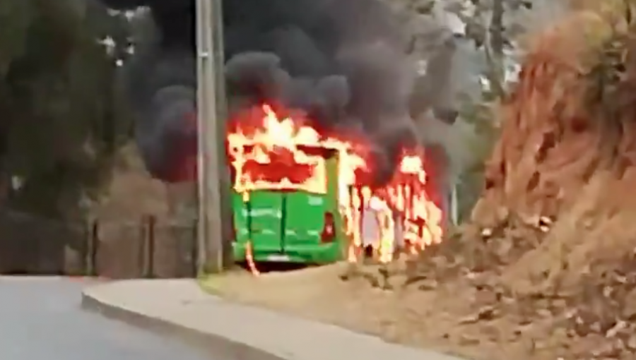 Microbús fue consumido por las llamas en el sector Tranque Sur de Viña del Mar