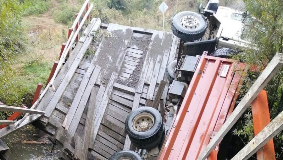 Chofer de camión queda sólo con lesiones tras desplome de un puente en la provincia de Osorno